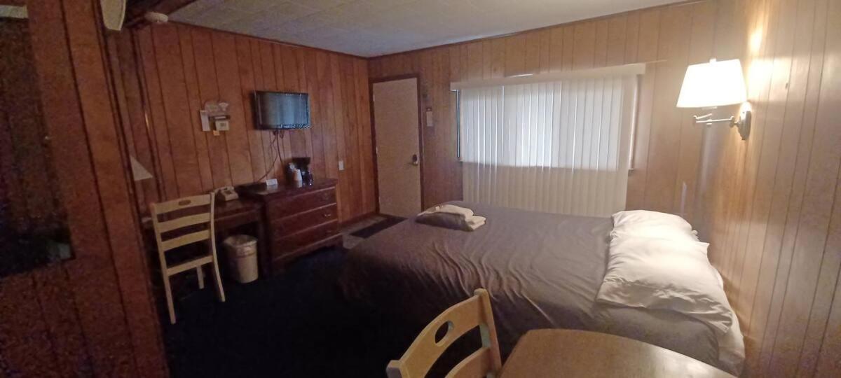 Russell'S Motel Caribou Buitenkant foto