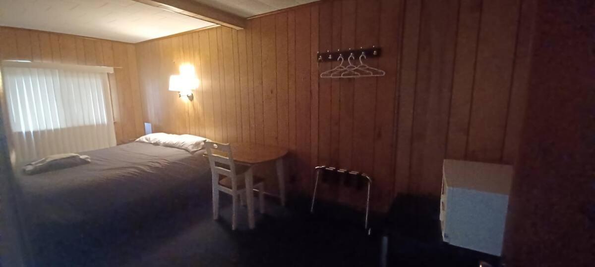 Russell'S Motel Caribou Buitenkant foto