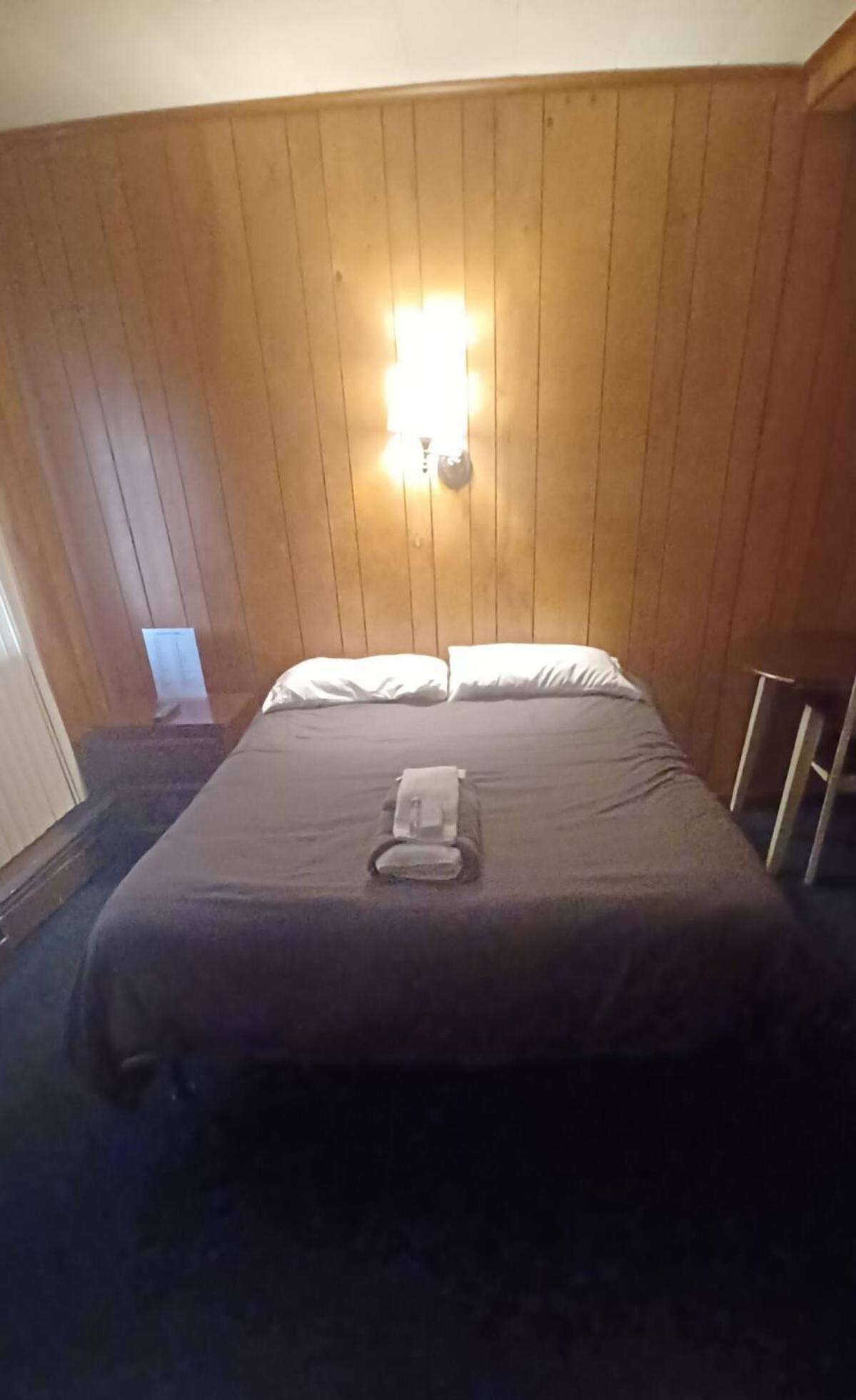 Russell'S Motel Caribou Buitenkant foto