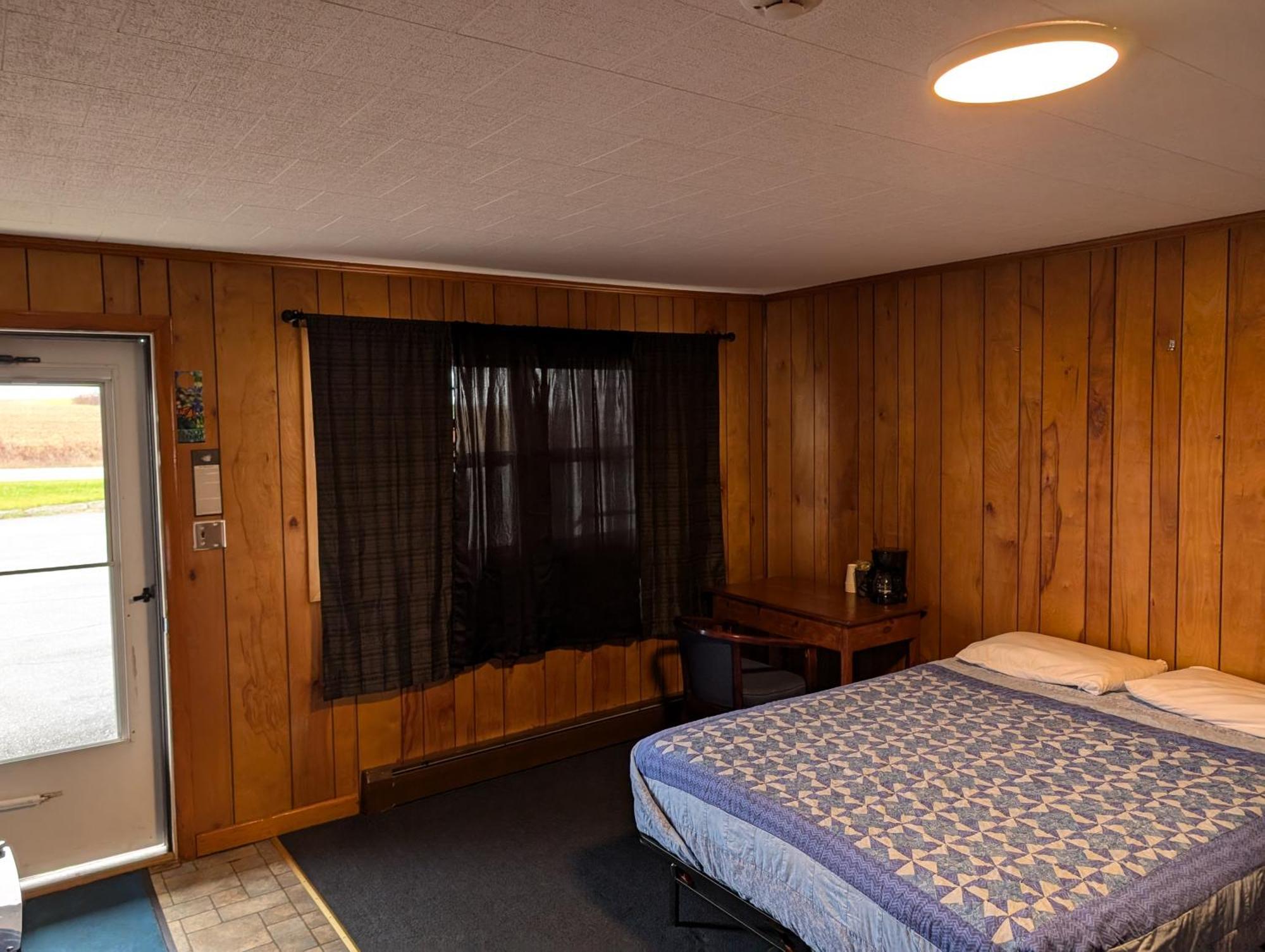 Russell'S Motel Caribou Buitenkant foto